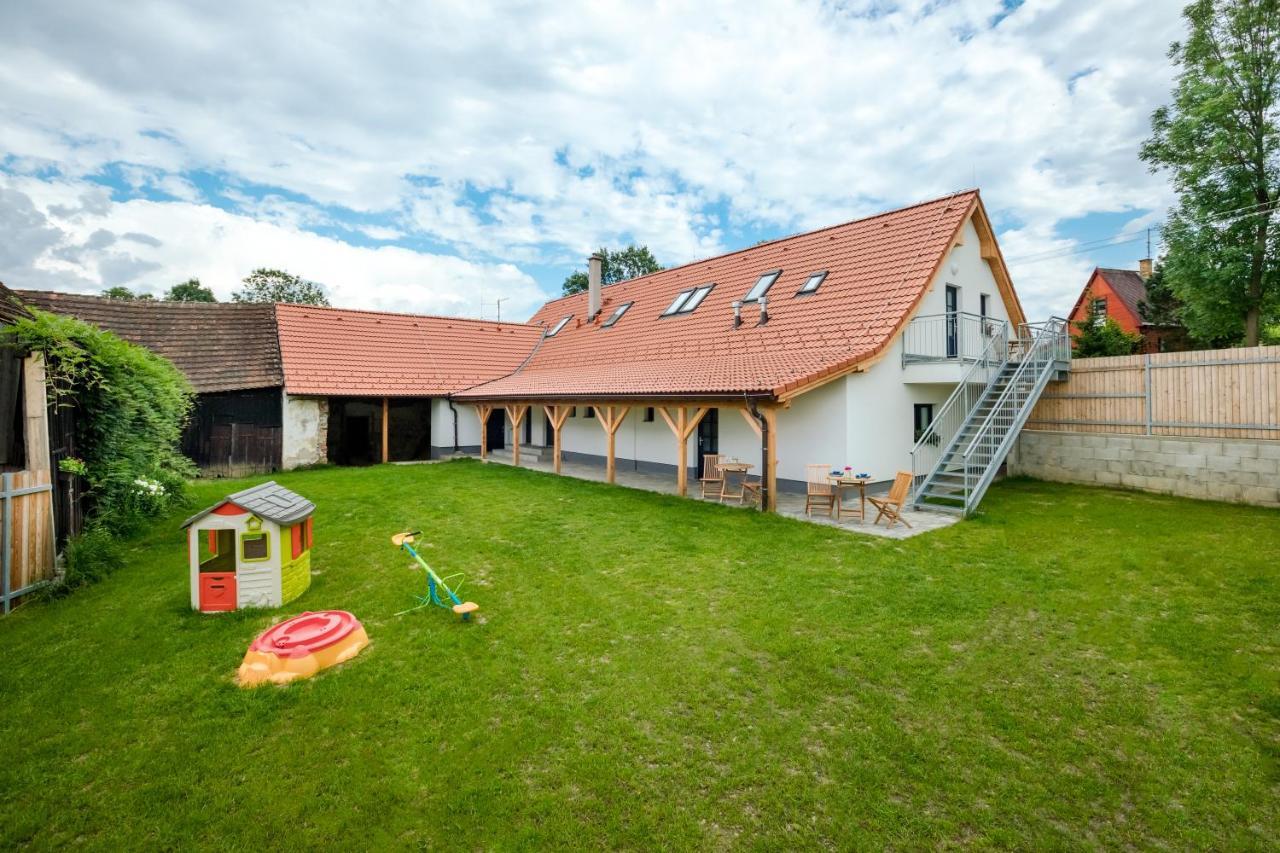 Apartmany Jedovary Trhove Sviny Exterior photo